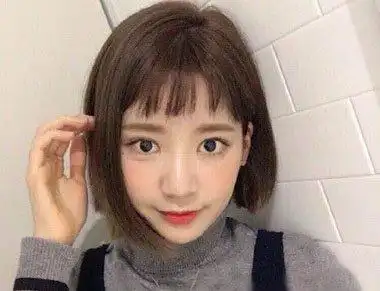 网红眉上刘海短发 看上去非常的二 - 短发发型 - 发型社