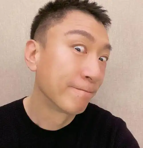 孙红雷微博为女儿庆生只晒小宝贝一张照片自恋夸自己很帅