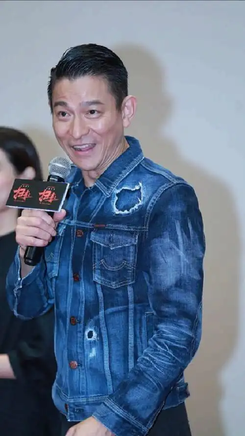 58岁刘德华近照曝光,穿牛仔服配吊裆裤,颜值跌回18岁.