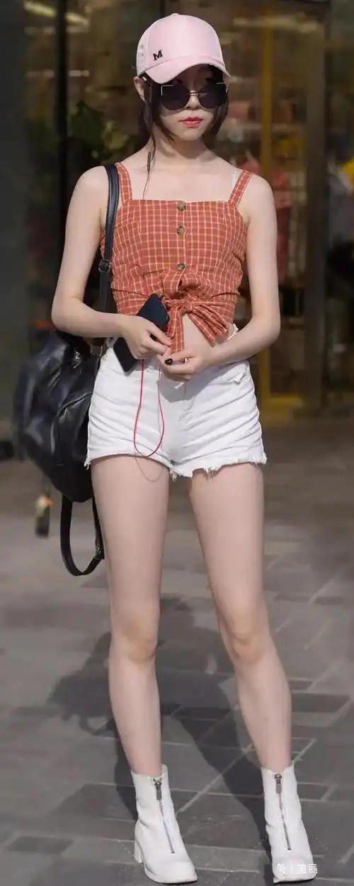 吊带背心搭配白色牛仔短裤青春活力减龄又少女感十足