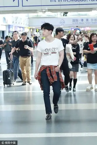 新晋"奶爸"邓伦穿白t搭牛仔裤休闲又时尚 手插口袋现身机场酷意难挡