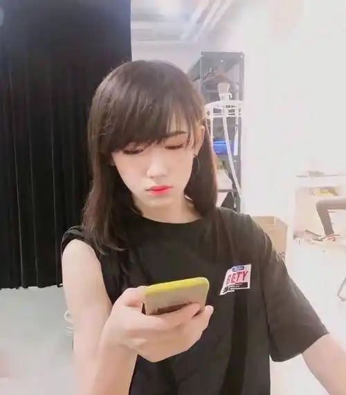 宋亚轩问自己的女装漂亮么,又是为神颜哭泣的一天_宋同学_的图片_感觉