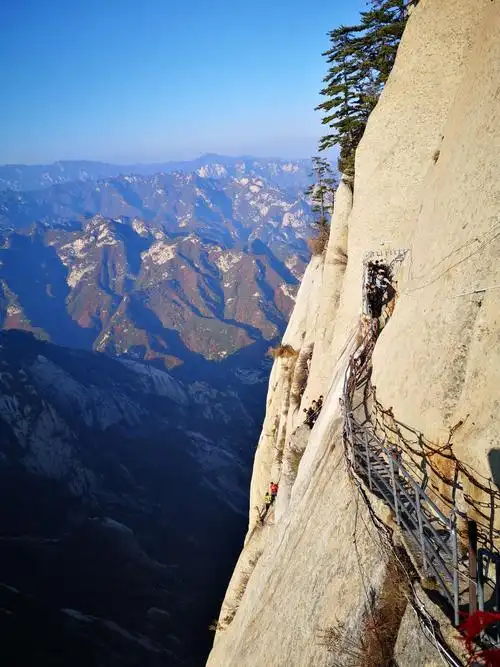 长空栈道是华山最险的两个地方之一从上面看的时候确实感觉很危险有点