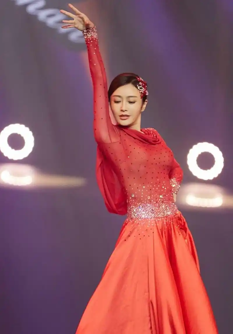 白月光"富察皇后"秦岚娇艳欲滴,肌肤胜雪,身着一袭红裙,好似一朵带刺