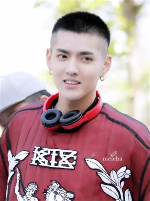 吴亦凡寸头照,无处不精致,真的是一个痞帅痞帅的少年
