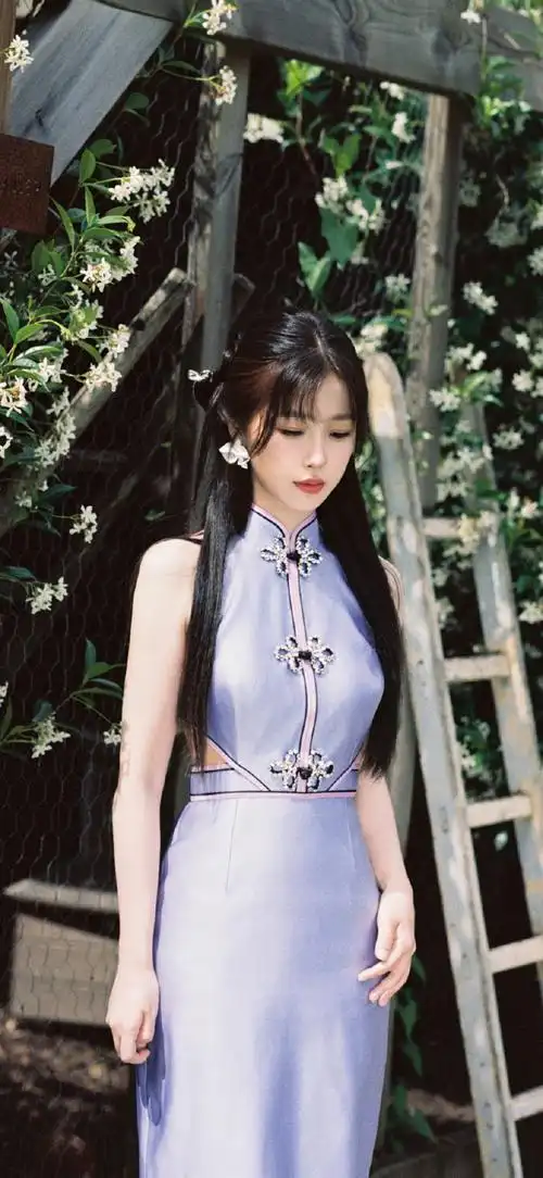 虞书欣温婉国风#虞书欣壁纸 一袭紫韵旗袍,尽显温婉与雅致