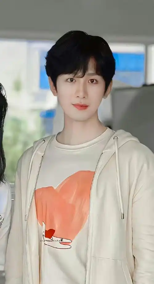 成毅复工#成毅复工状态真好,期待接下来的工作行程,莲花楼也快和我们