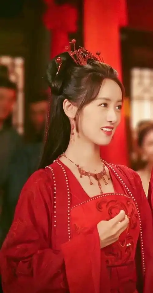 袁冰妍落花时节又逢君红衣造型#论袁冰妍红凝和红色的适配度   一