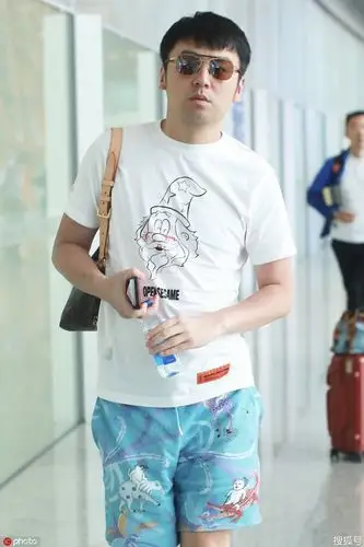 雷佳音即便背lv也感受到了他浓郁的土味!