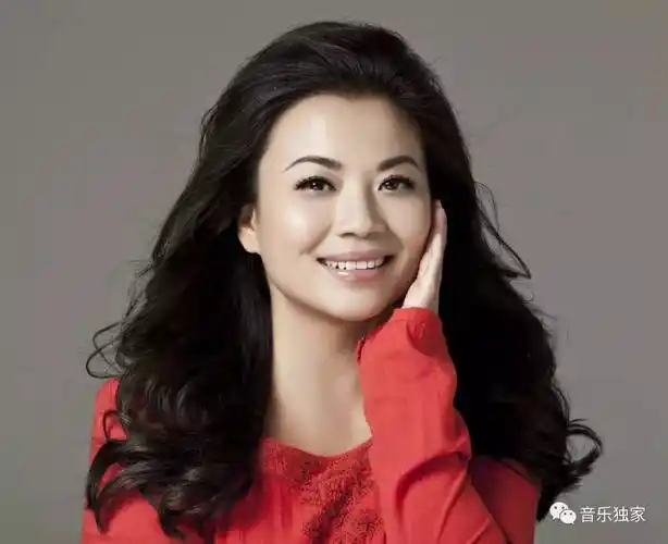 著名歌唱家张 也东江湖融山的隽秀,水的神韵于一体,挟南国秀色,禀历史