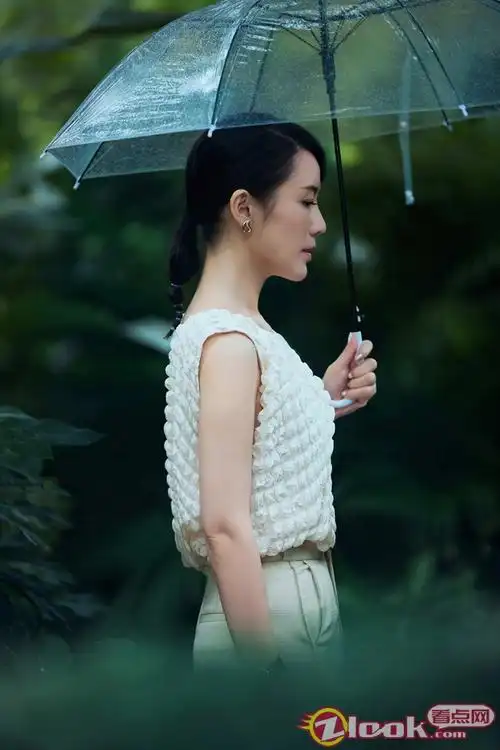 车永莉雨中漫游侧颜绝美气质优雅