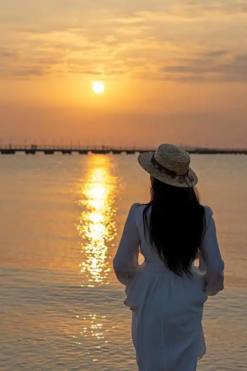 一个人海边风景图片女生浪漫夕阳海边图片一个人大海夕阳图片大海夕阳