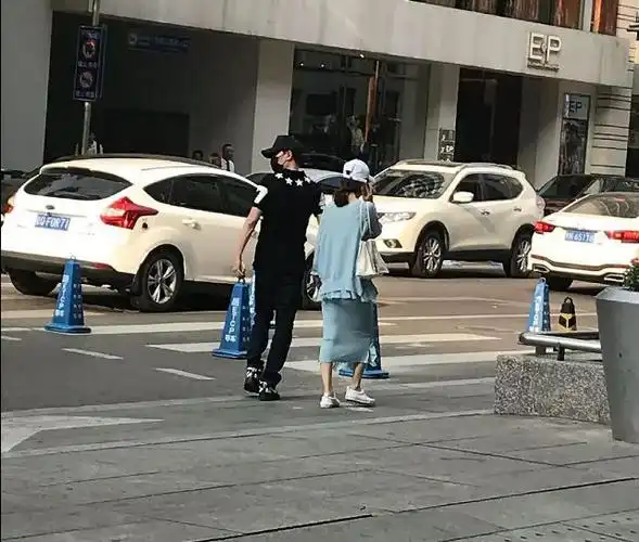 冯绍峰和赵丽颖牵手逛街正脸被拍下网友希望两个人承认恋情