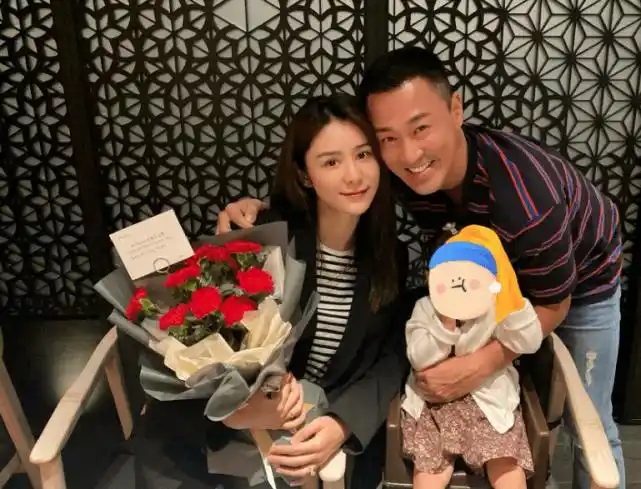 林峯老婆晒聚会照,小腹凸起被猜怀二胎,张馨月连发两条动态否认_网友