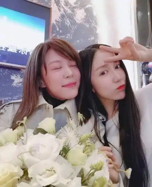 娄艺潇晒照为李金铭庆生,吕子乔现身祝福,不过乔嘉党已经满足了_爱情