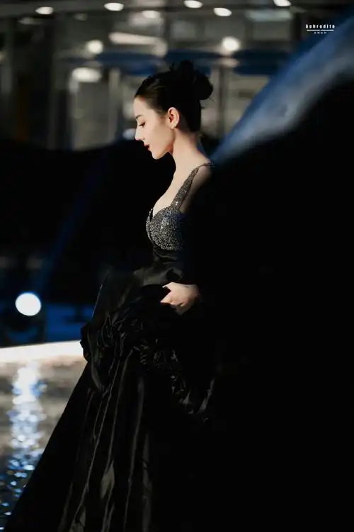 迪丽热巴黑色镶钻礼服写真拍摄花絮