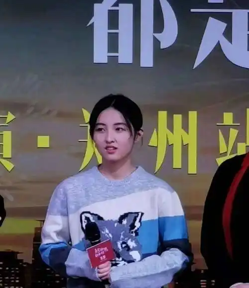 国民妹妹张子枫路演生图来了,高糊画质也美到不行!