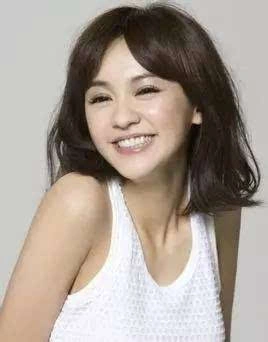 虽然脸大,但是更显得清纯可爱!她的脸型决定了她邻家女孩温婉的气质.