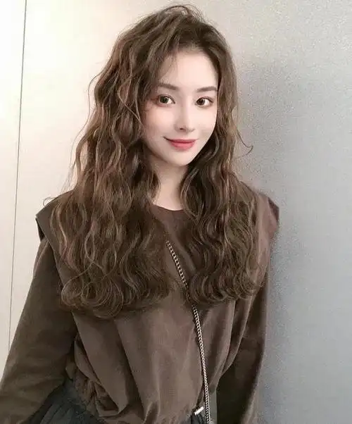 2021年最流行卷发来了,试试这几款,百搭气质又显脸小