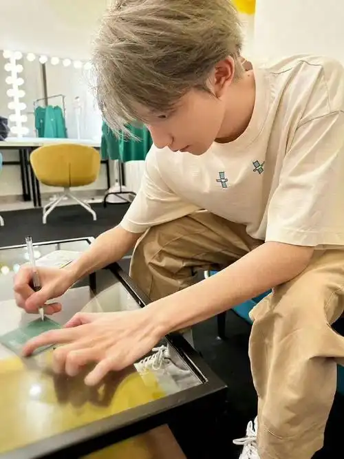 王源头发染了七个半小时