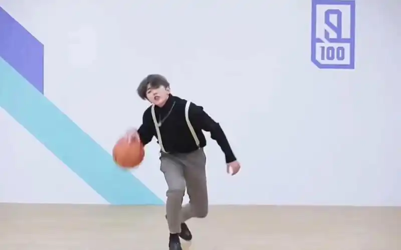 坤坤打篮球 但是混入了一些奇怪的东西