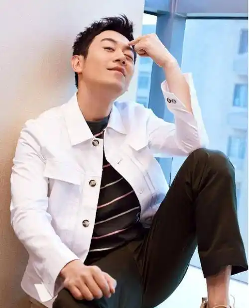 朱亚文:大学毕业后因事业和初恋分手,29岁娶沈佳妮,至今零绯闻