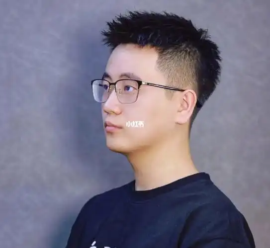 男生两边铲短的前刺发型,可以说是近年来相当帅气的一款男生短发,也是