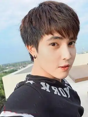 好看又时尚的男生桃心形刘海发型