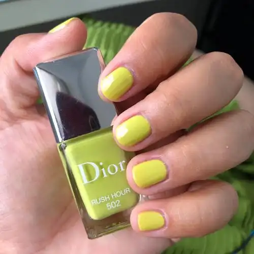 今天穿了绿裙子,所以就涂个绿色指甲吧~很春夏的一个颜色,就是刚开春