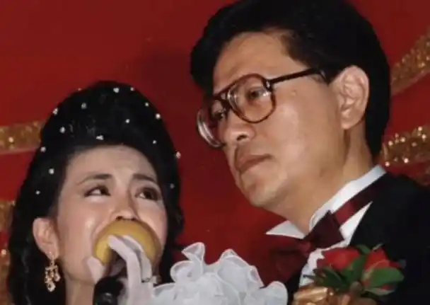 尽管外界对他们的关系充满质疑,伍咏薇和翁江培却坚定地视彼此为生命