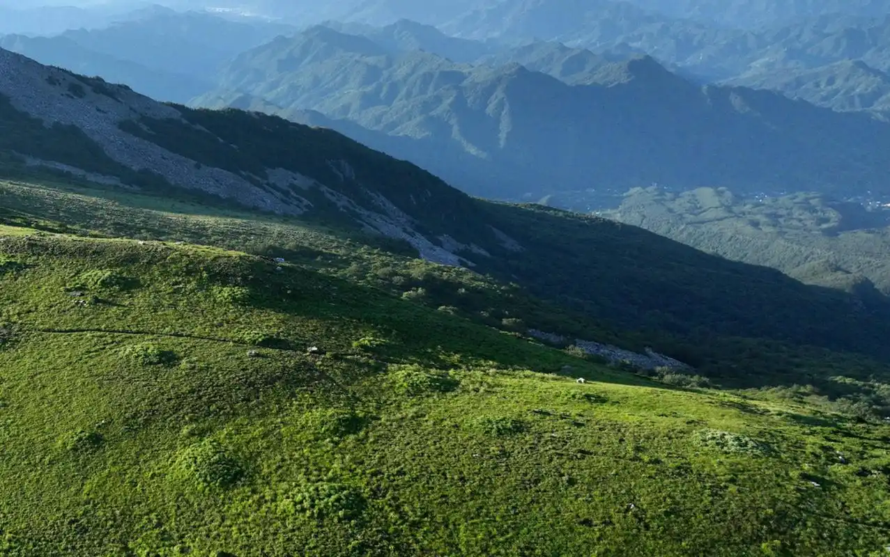 介绍了几处秦岭高山草甸的游玩路线和注意事项,游玩时需注意安全,环保