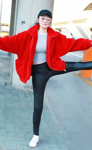 徐冬冬真大胆穿这么紧的皮裤还敢高抬腿肚子上肉肉都赶上我了