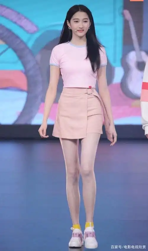 性感大长腿的关晓彤,一定有很多人跟我一样,爱上了她!