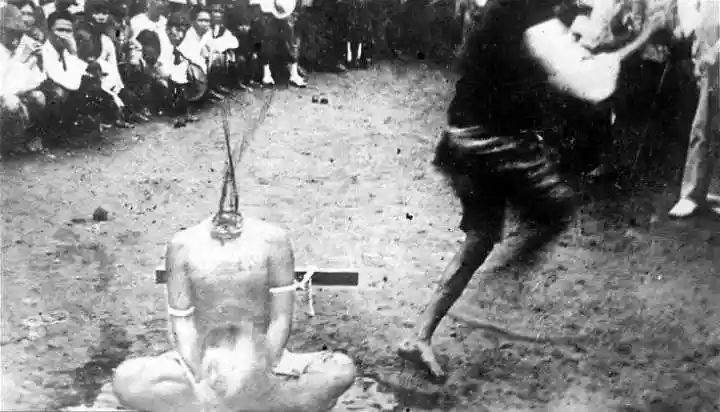 如果是老刽子手,绝不会让哪怕一滴血飞溅到自己身上,此之谓"杀人不见