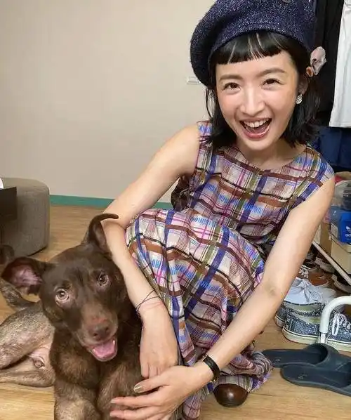 38岁林依晨近照曝光:干练短发显成熟韵味,身影消瘦引发众人争议_柯震