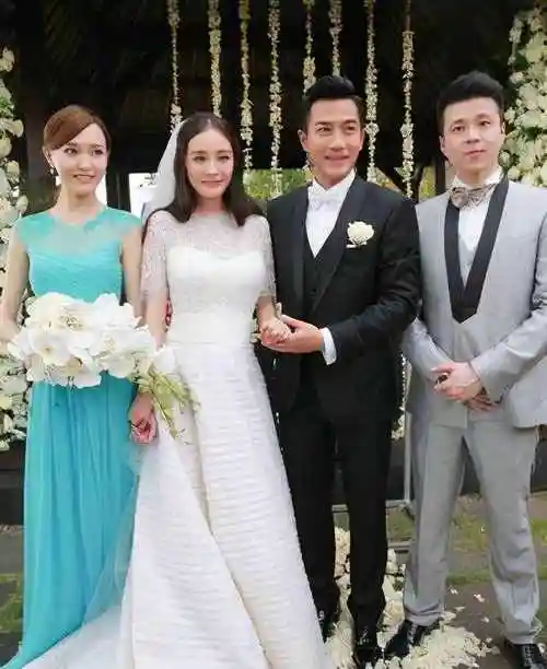 回顾杨幂和刘恺威的婚礼,现场虽朴素,但杨幂那天连眼睛都在笑
