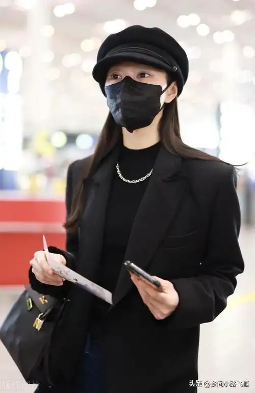 宋轶身穿黑色西装 黑色半高领打底衫 报童帽低调神秘_网易订阅