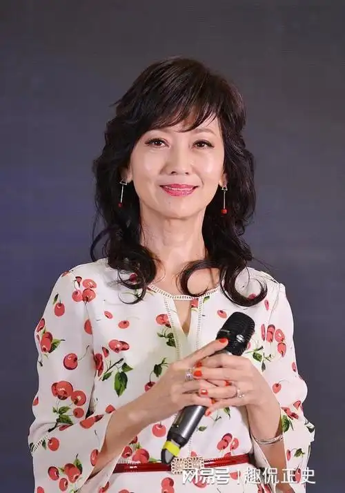 赵雅芝晒照咋看也没69岁啊看到素颜的赵雅芝网友难掩失望