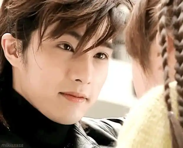 3月10日贺军翔发布微博说道:終於可以自己發一下新角色的照片啦!