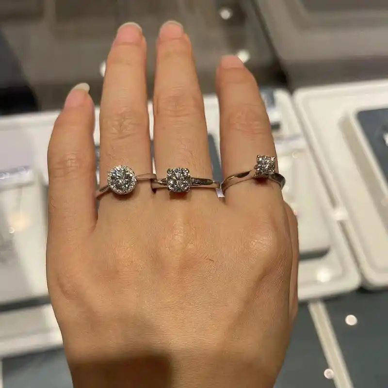 1克拉的钻戒有多大 图一:1克拉 图二:  从左到右 50分,1克拉,60分