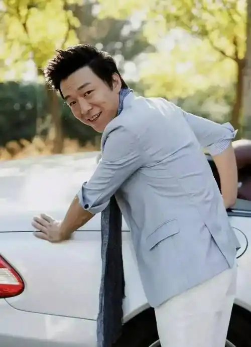 原创身家过亿的黄渤开千万豪车游三亚为何要送父亲进养老院