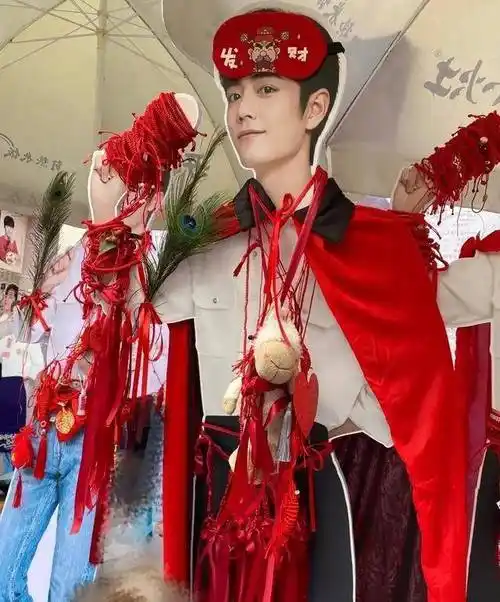 一场红绳的变迁史,带来的全是满满的祝福_皇冠_脖子_披风