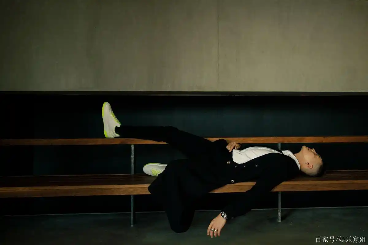 陈伟霆全新大片释出,经典黑白穿搭,墨镜时尚别致,表现力很可!