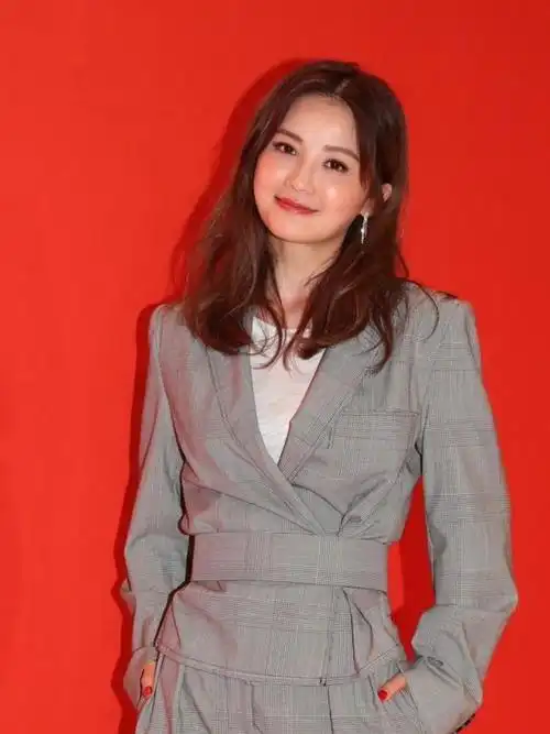 37岁蔡卓妍真会穿,一身高级灰西装潇洒又干练,搭配红高跟好抢镜