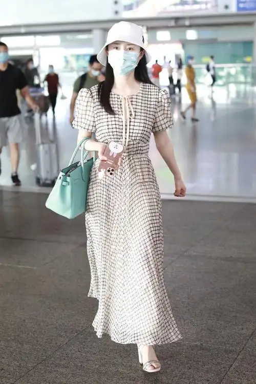 童年女神舒畅长裙秀曼妙身材气质文艺大长腿吸睛