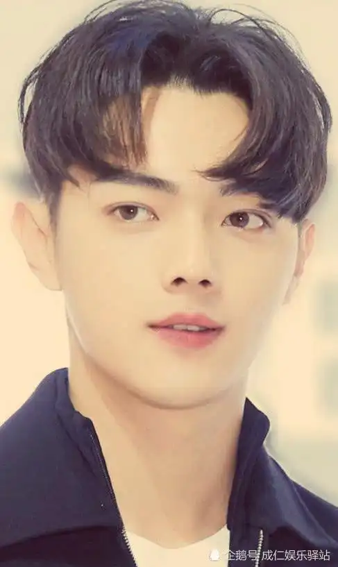 许凯高中时期照片被扒出难怪当了6年校草网友确实太帅了