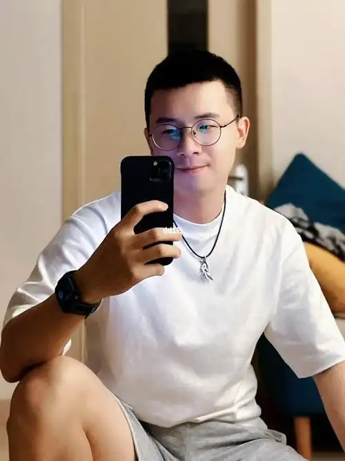 戴眼镜还能挡一挡#单眼皮  #寸头  #狗狗眼  #对镜自拍  #介绍一个小