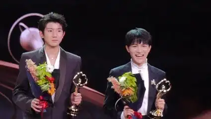 现场:恭喜!蔡徐坤谭维维王源周深获微博年度音乐人荣誉