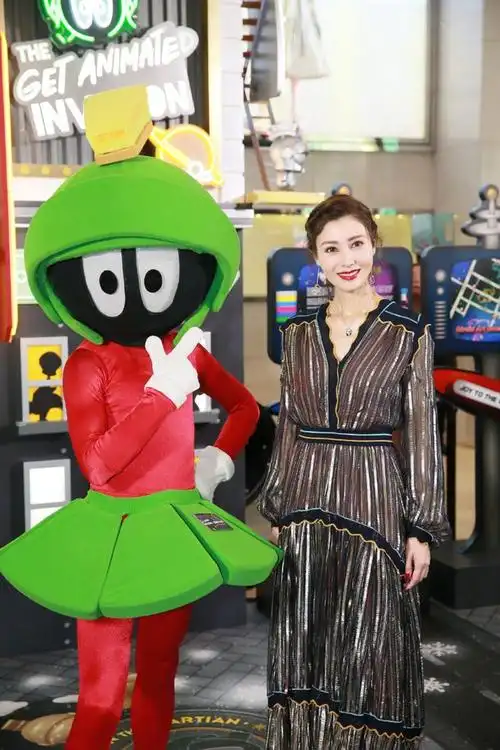 李嘉欣穿长款连衣裙出席活动,造型优雅贵气,53岁皮肤状态真好