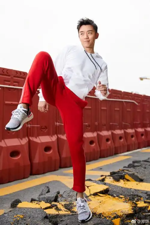 郑恺晒鞋称鞋头就是我不接受反驳网友说人很帅鞋子很丑